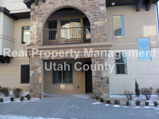 Building Photo - Highland Townhome In Gated Community Half ...