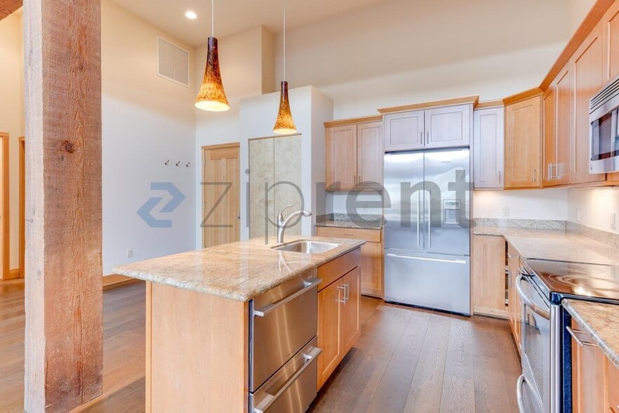 Building Photo - Unit 202