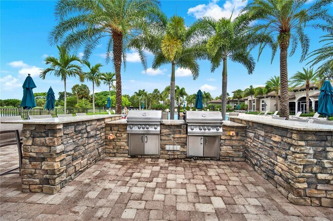 Building Photo - 950 Hillcrest Dr