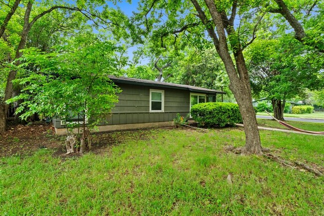 Building Photo - 3000 Fontana Dr