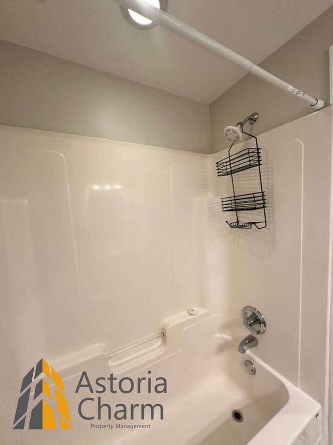 Building Photo - 3 Bedroom Home with Rooftop Views and Modern Finishes