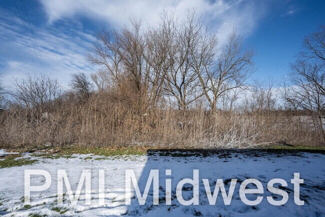 Building Photo - "Charming 2-Bedroom Retreat with 800 Sq. Ft. of Comfort in New Palestine!"