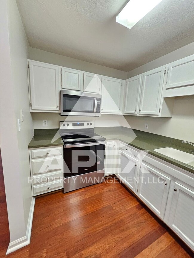 Building Photo - Stunning 2 Bd-2 Ba Condo with 1-Car garage...