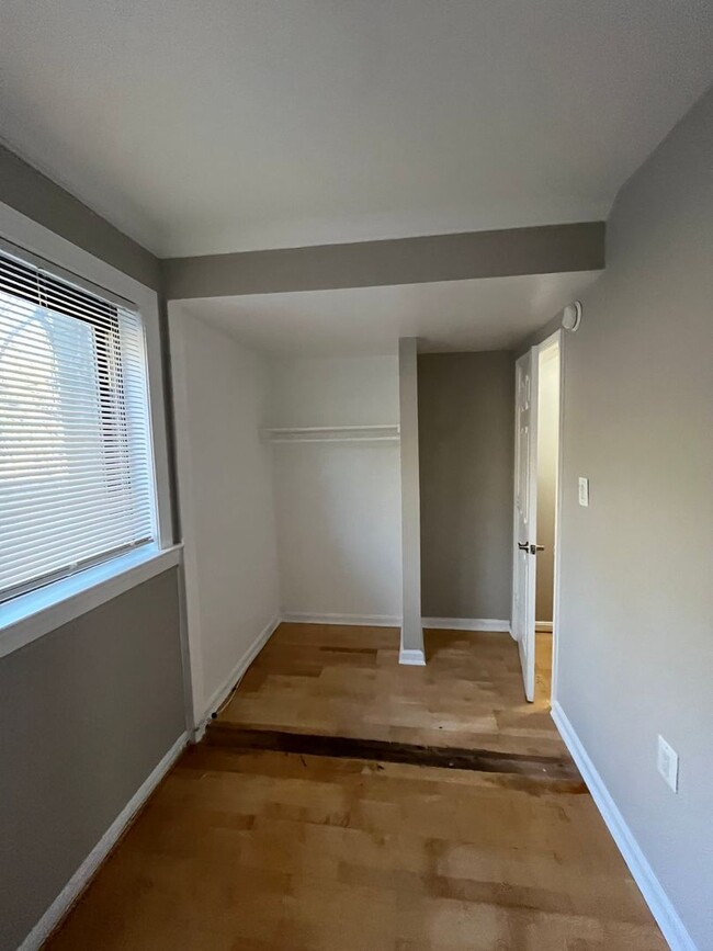 Building Photo - NEWLY AVAILABLE - RENOVATED 2 BR UNIT IN T...