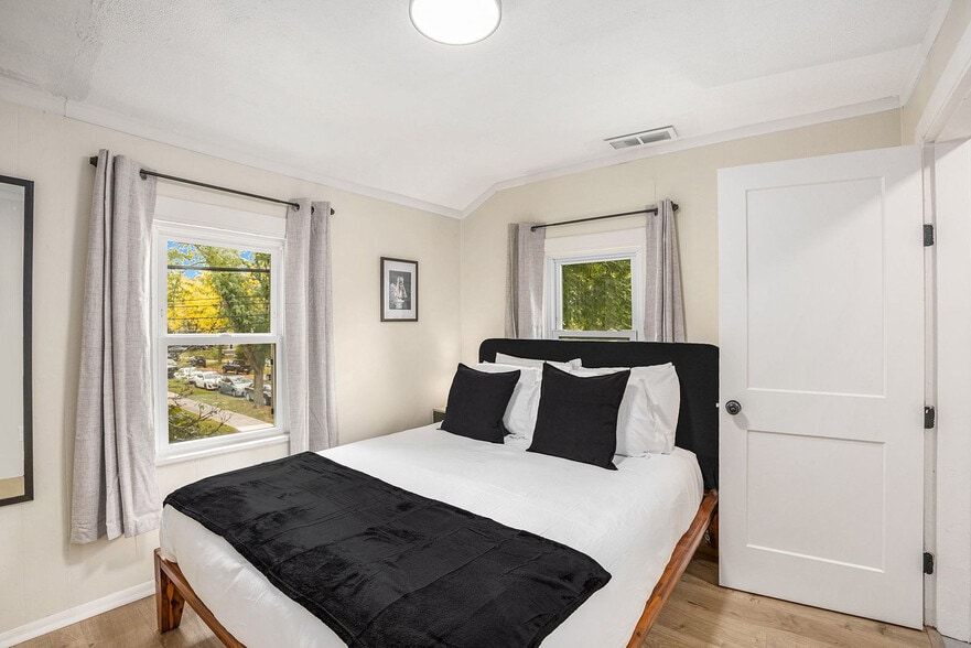 Building Photo - 37 Gold Ave NW