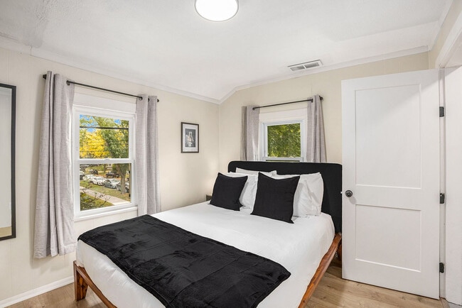 Building Photo - 37 Gold Ave NW