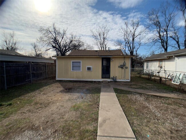 Building Photo - 705 SE 18th St