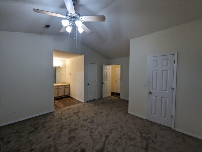 Building Photo - 3053 Setter St