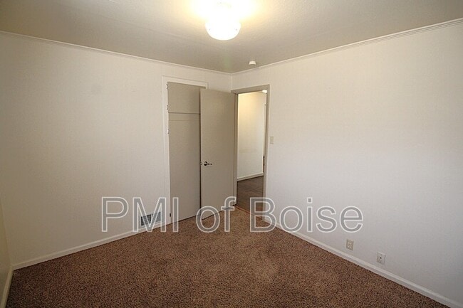 Building Photo - 2113 E Oak St