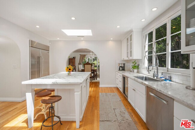 Building Photo - 4734 Los Feliz Blvd