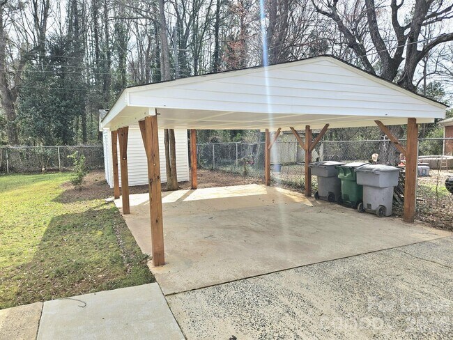 Building Photo - 2900 Enfield Rd