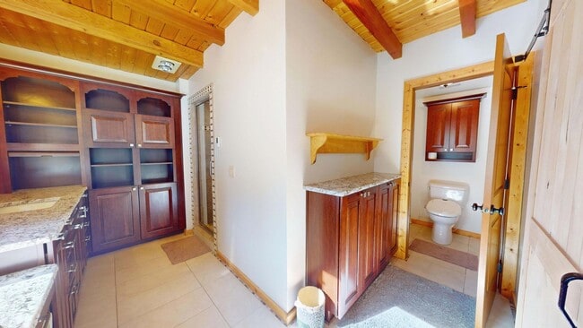Building Photo - Cabin in Cedar Highlands