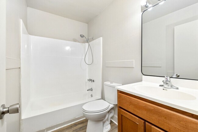 Building Photo - Newly Renovated 5 Bedroom Unit!