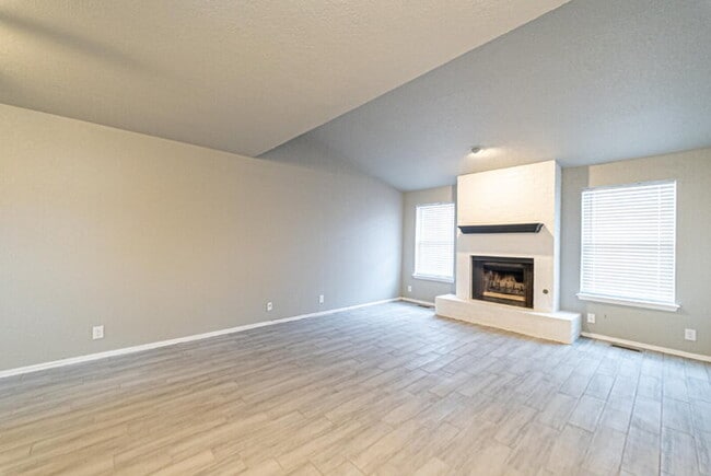 Building Photo - Updated 2-Bed, 1.5-Bath Townhome in NW Nor...