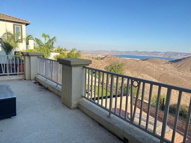 Building Photo - 5 Bedroom Lake Hills home with stunning La...