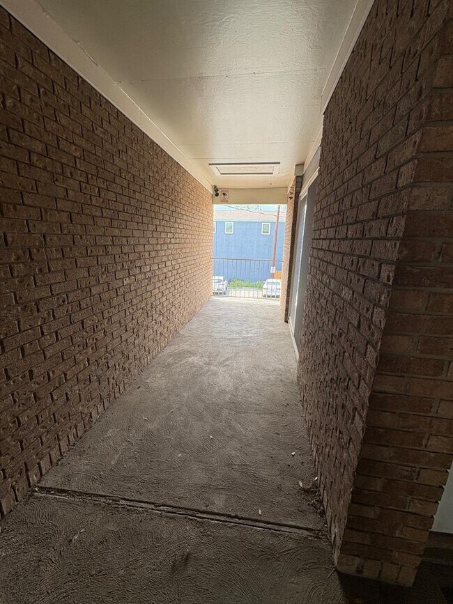 Building Photo - 400 W 35th St