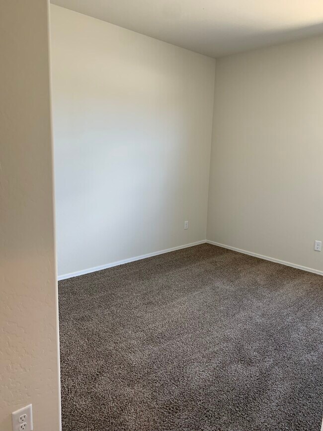 Building Photo - 1025 W Falls Canyon Dr