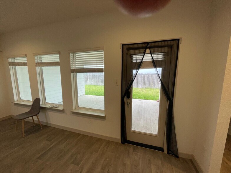 Building Photo - 7015 Sunbreeze Ln