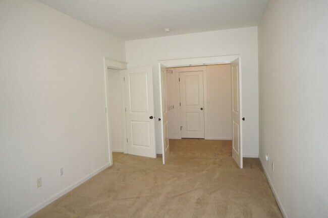 Building Photo - Spectacular SW Liar Hill 3 bedroom Townhouse