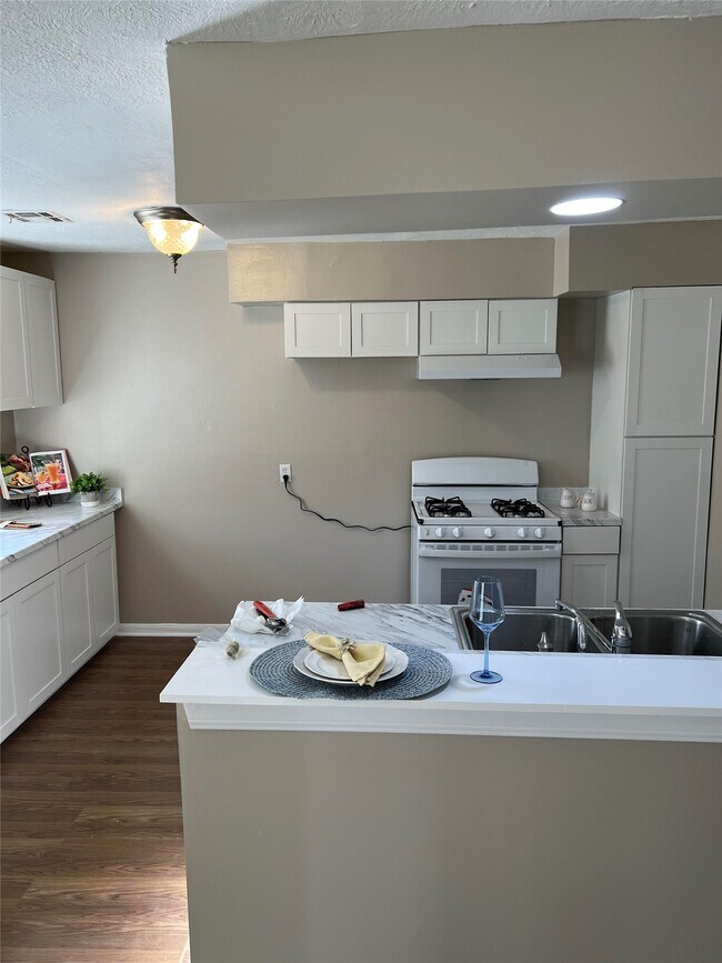 Building Photo - 17210 Woodburn Dr