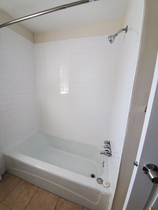 Building Photo - 1175 SqFt 3 Bedroom Townhome
