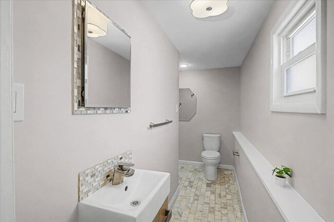 Building Photo - 5 Knollwood Dr