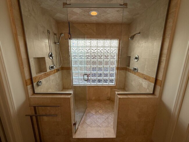 Building Photo - Upgraded 2 Bedroom Condo in Ideal Santa Mo...