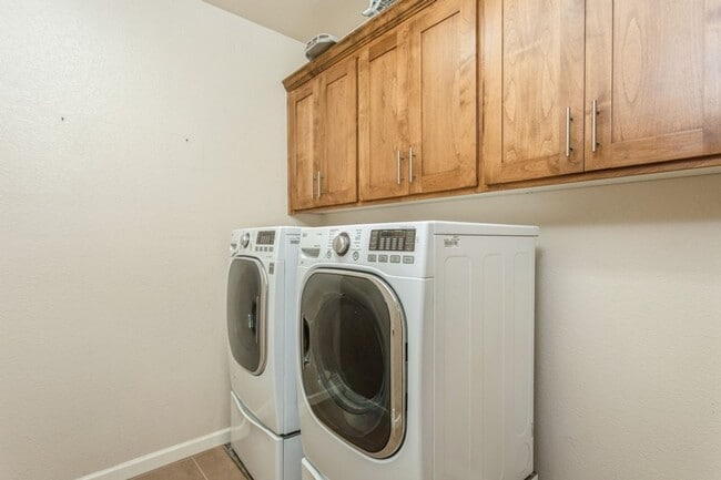 Building Photo - Gorgeous Roseville Home in Gated Community!
