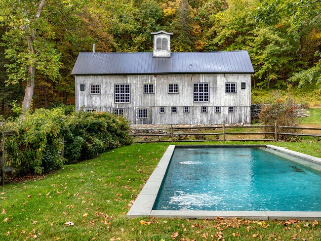 Building Photo - 379 Lake Rd