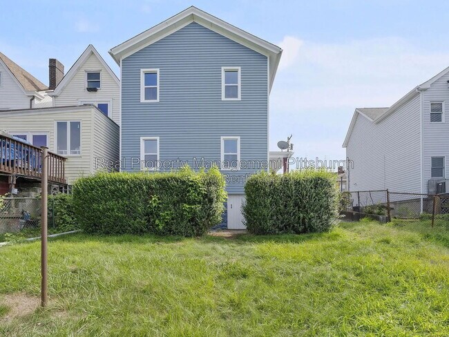 Building Photo - 2721 Cobden St