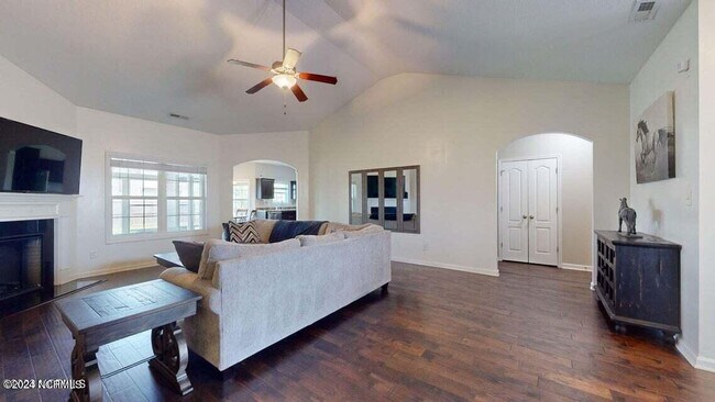 Building Photo - 402 Derrick Dr