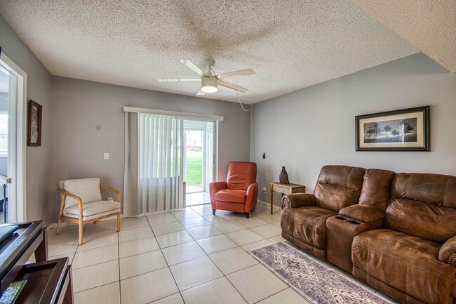 Building Photo - 18081 SE Country Club Dr