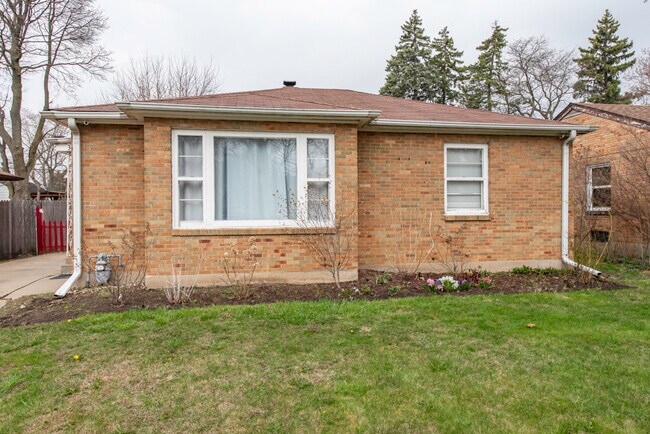 Building Photo - 342 N Lewis Ave