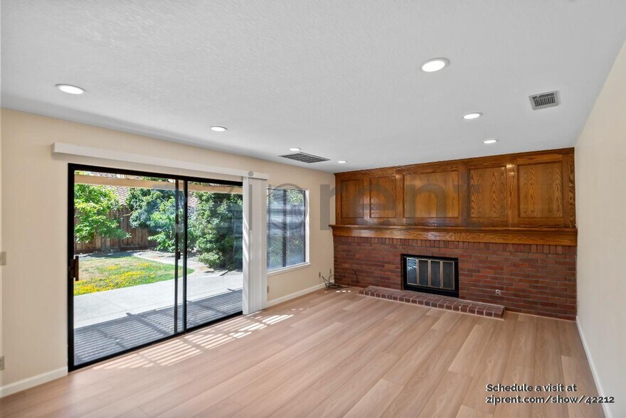 Building Photo - 382 Chad Dr