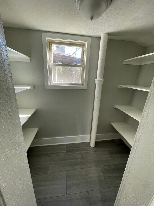 Building Photo - AVAILABLE June  - 1 BED 1 BATH Single Family Home!
