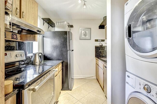 Building Photo - 9949 Twin Lakes Dr