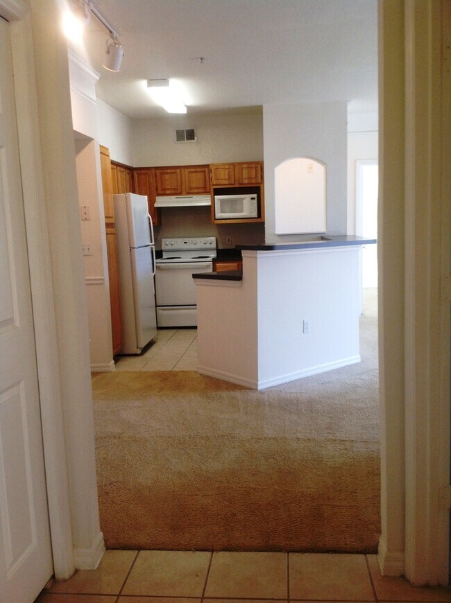 Building Photo - Hamptons At Metrowest - 2/2 Condo with balcony!!