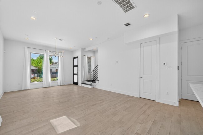 Building Photo - 1806 Schweikhardt St