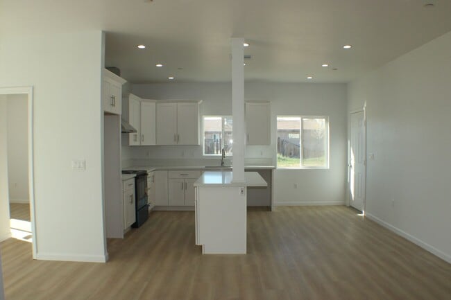 Building Photo - Brand New -4BD + 2BTH Solar-Powered Home