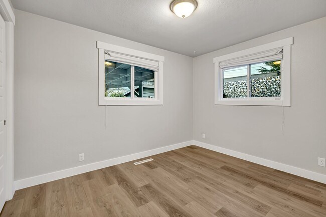 Building Photo - Beacon Hill 2 bed 1 bath home