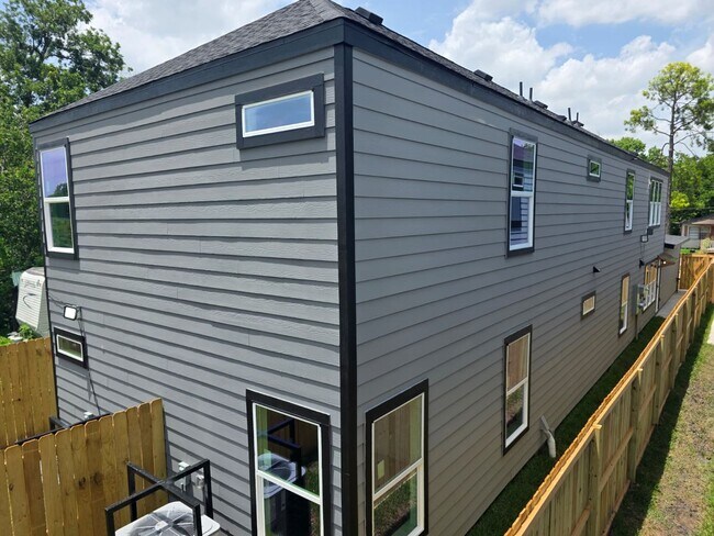 Building Photo - ? Stunning Duplex with Garage & Modern Fin...