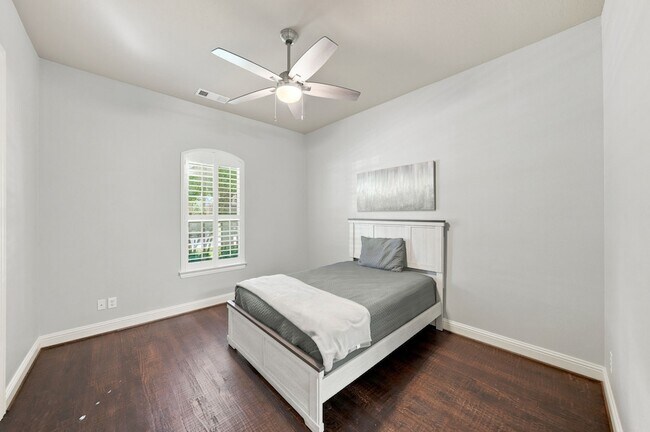 Building Photo - 1308 Cotulla Dr