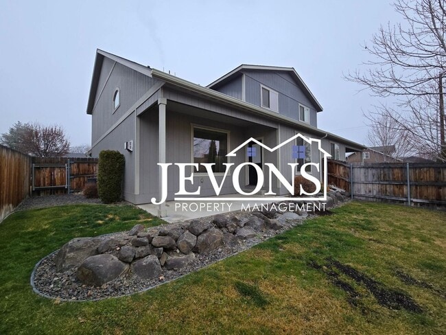 Building Photo - Charming 3 bedrooms homes with two-car garage, fully fenced backyard, minutes away from Yakima Va...