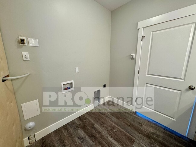 Building Photo - Near New - 2 Bed, 1 Bath Main Level Apartment