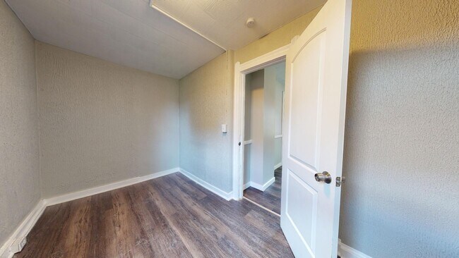 Building Photo - Clark/Fulton - 4 bed/1 bath - Single Family Home