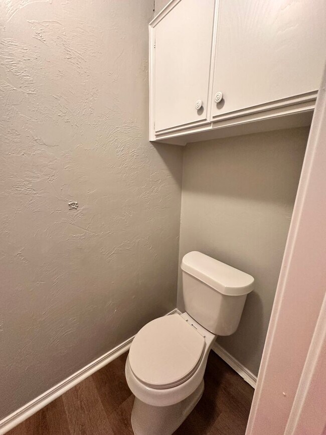 Building Photo - 2 Bedroom, 2 Bathroom Unit in Quiet Cul-de...