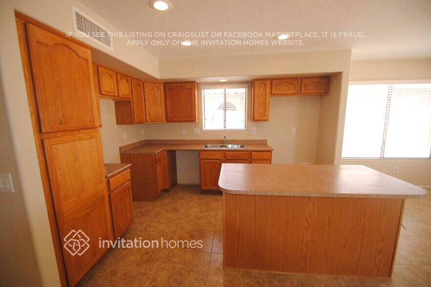 Building Photo - 519 N 167th Dr