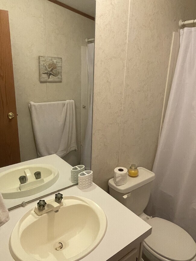 Building Photo - Furnished 3 bedroom 2 full bathroom Manufa...