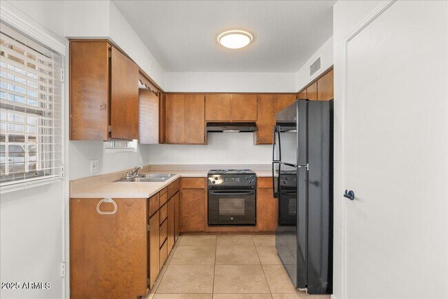 Building Photo - 6438 E Butte St