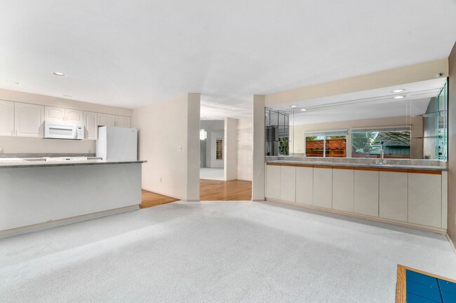 Building Photo - Beautiful 3 Bedroom Home in Bridle Trails